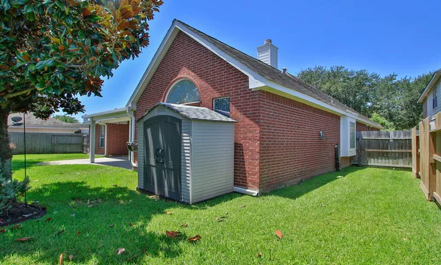 a view of a back yard of the house