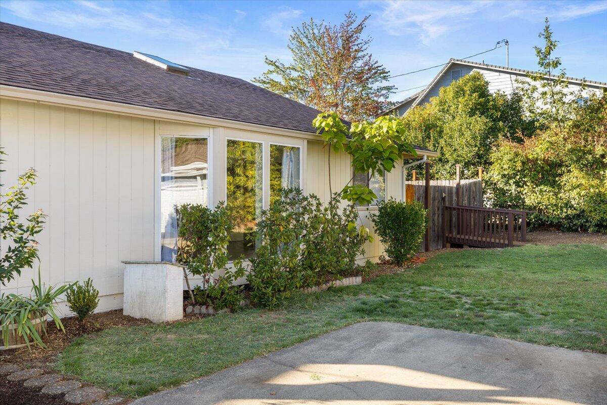 1689 Leonard Road Grants Pass, OR 97527 - Photo 3 of 23 3