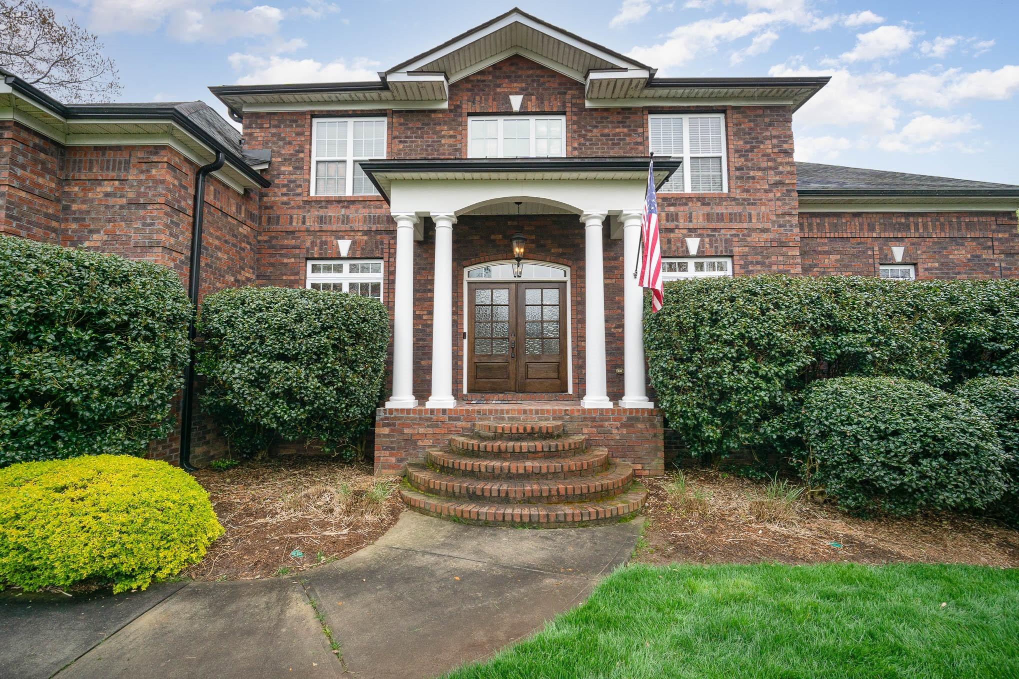 6700 Fox Ridge Circle Davidson, NC 28036 - Photo 4 of 48 a front view of a house with garden