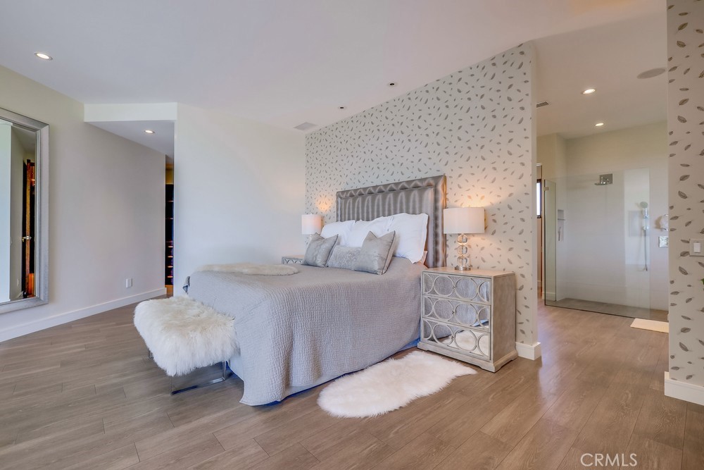 1725 Del Mar Avenue Laguna Beach, CA 92651 - Photo 33 of 63 a bed room with a bed and a mirror