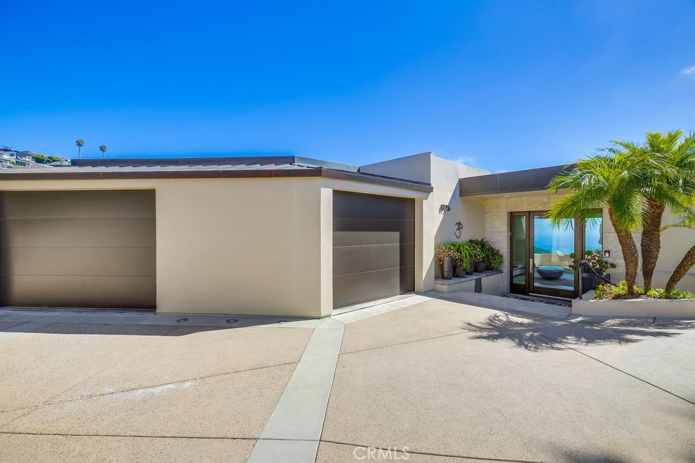 1725 Del Mar Avenue Laguna Beach, CA 92651 - Photo 6 of 63 a view of a house with a outdoor space