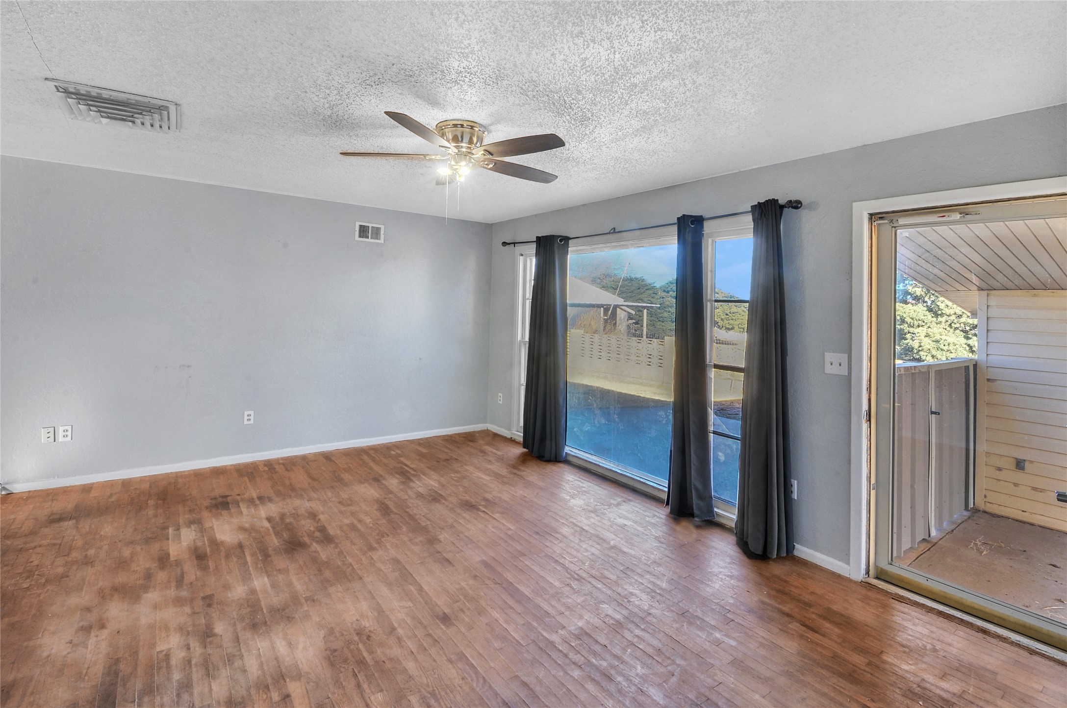 308 West 14th Street Friona, TX 79035 - Photo 5 of 21 Living Room View