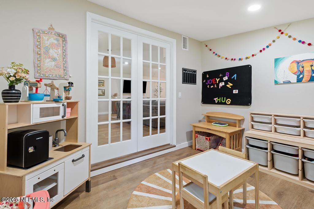 86290 Weldon Road Yulee, FL 32097 - Photo 18 of 50 a living room with furniture and a flat screen tv