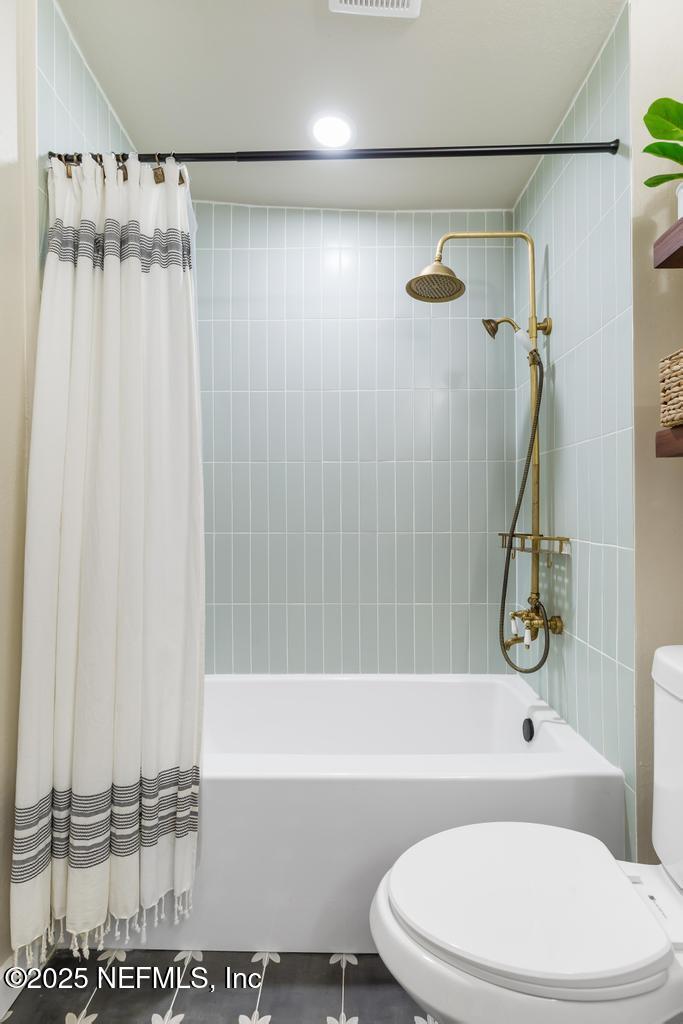 86290 Weldon Road Yulee, FL 32097 - Photo 24 of 50 a bathroom with a bathtub a toilet and a shower