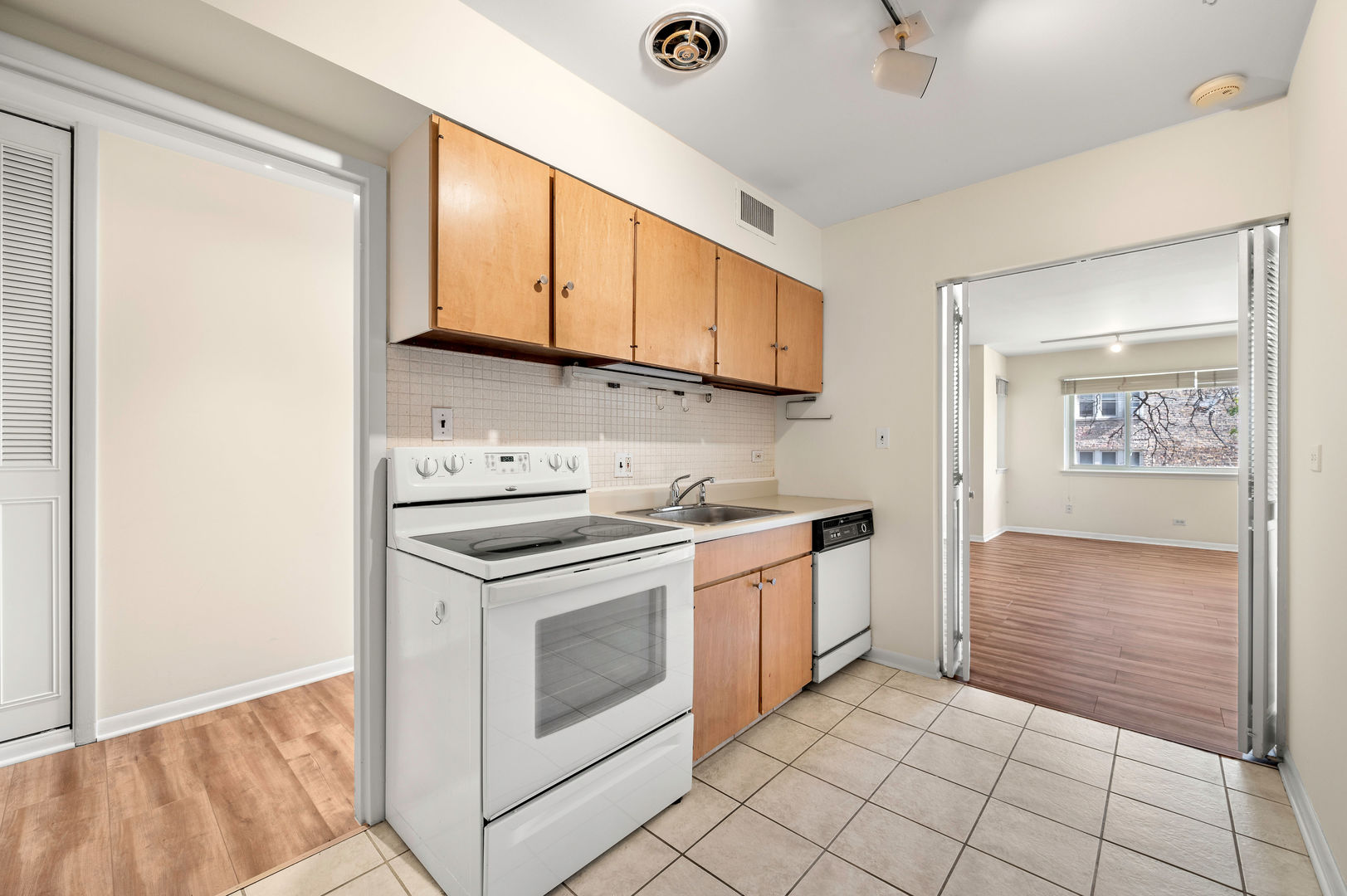 835 Ridge Avenue, Unit 303 Evanston, IL 60202 - Photo 5 of 20 Gallery Image 5