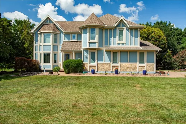 $795,000 | 1090 Northeast Blackwell Road, Lee's Summit, MO 64086