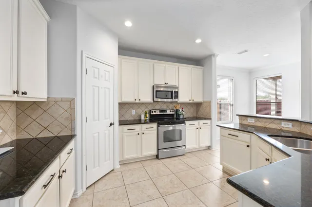 $2,450 | 1946 Hawthorne Brook Lane, Fresno, TX 77545