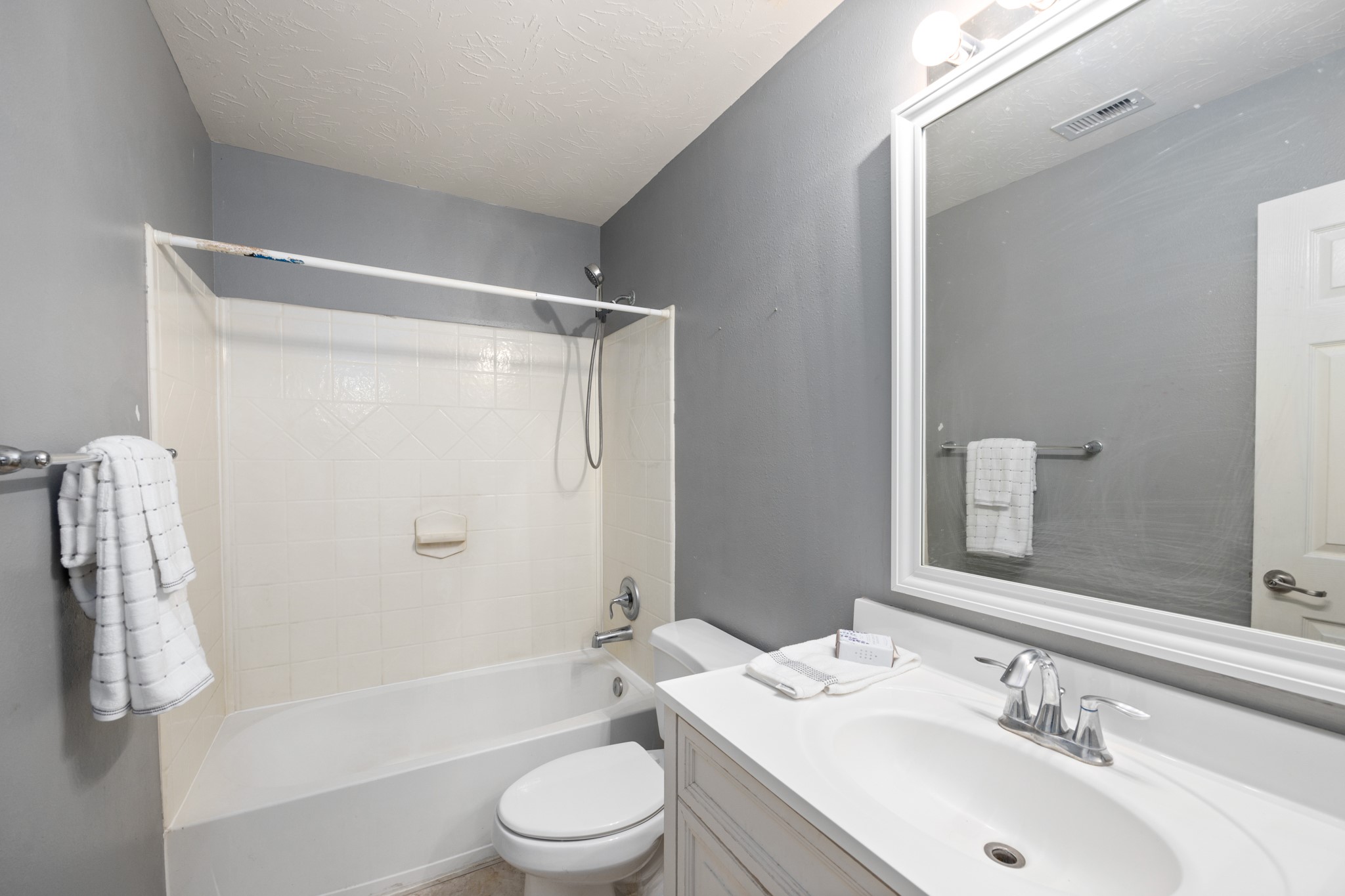 1946 Hawthorne Brook Lane Fresno, TX 77545 - Photo 26 of 38 2nd Primary bathroom upstairs