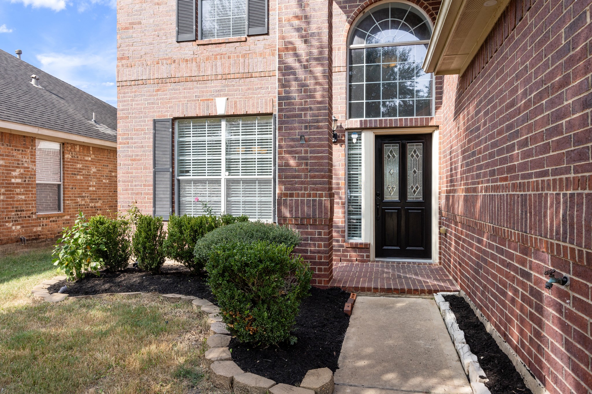 1946 Hawthorne Brook Lane Fresno, TX 77545 - Photo 4 of 38 Freshly landscaped and re-finished front door greets you and your guests!