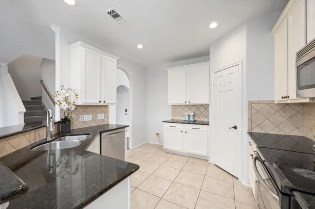 $2,450 | 1946 Hawthorne Brook Lane, Fresno, TX 77545