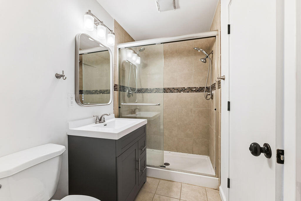 2134 East Crestview Street Springfield, MO 65804 - Photo 25 of 37 Bathroom