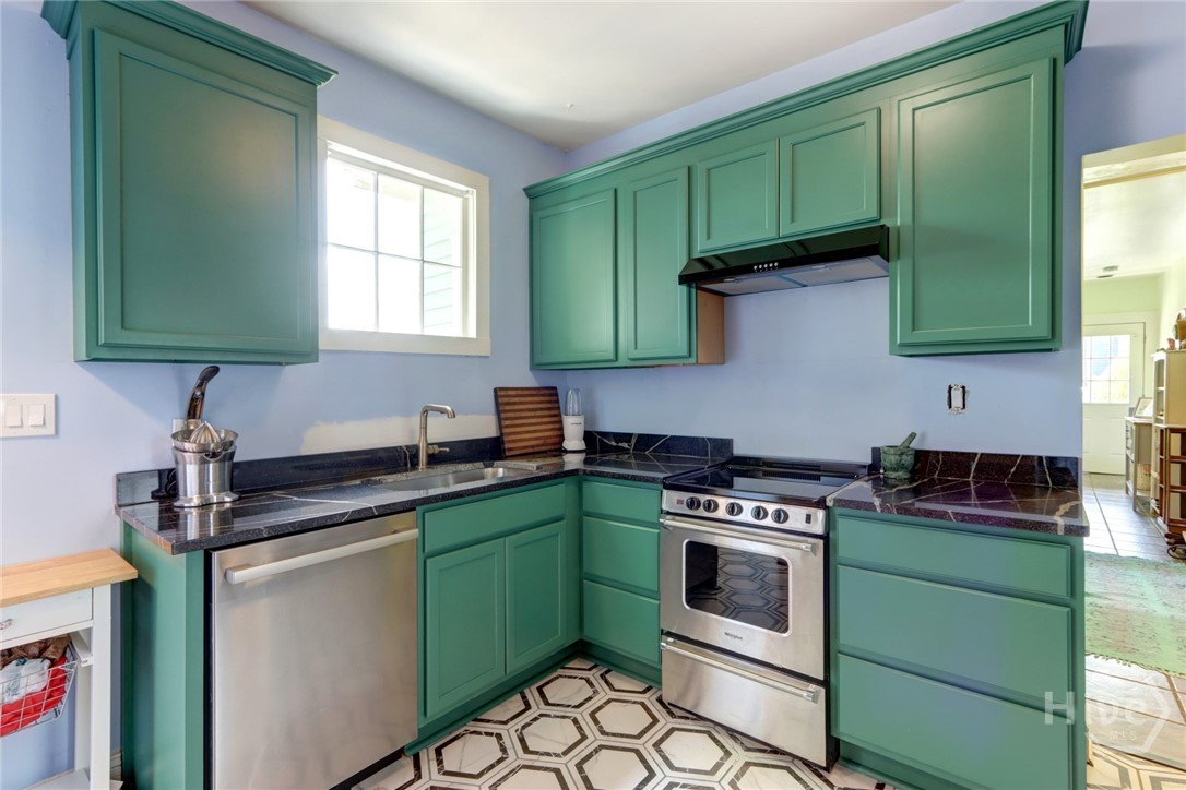536 East Gordon Lane Savannah, GA 31401 - Photo 11 of 22 Modern kitchen
