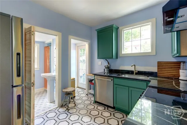 $279,900 | 536 East Gordon Lane, Savannah, GA 31401