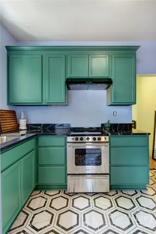 $279,900 | 536 East Gordon Lane, Savannah, GA 31401