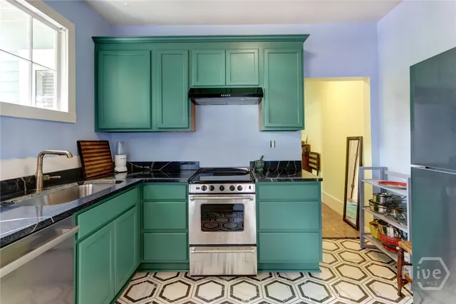 $279,900 | 536 East Gordon Lane, Savannah, GA 31401