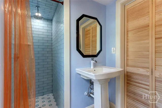 $279,900 | 536 East Gordon Lane, Savannah, GA 31401