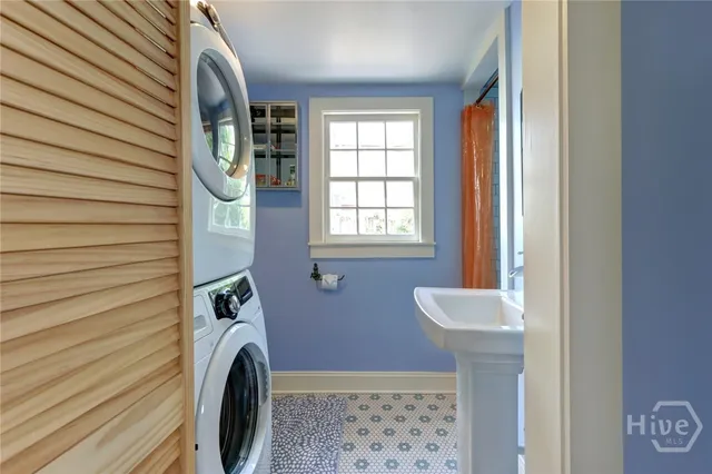 $279,900 | 536 East Gordon Lane, Savannah, GA 31401