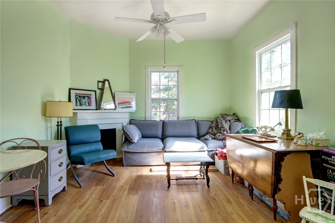 536 East Gordon Lane Savannah, GA 31401 - Photo 4 of 22 New laminate floors