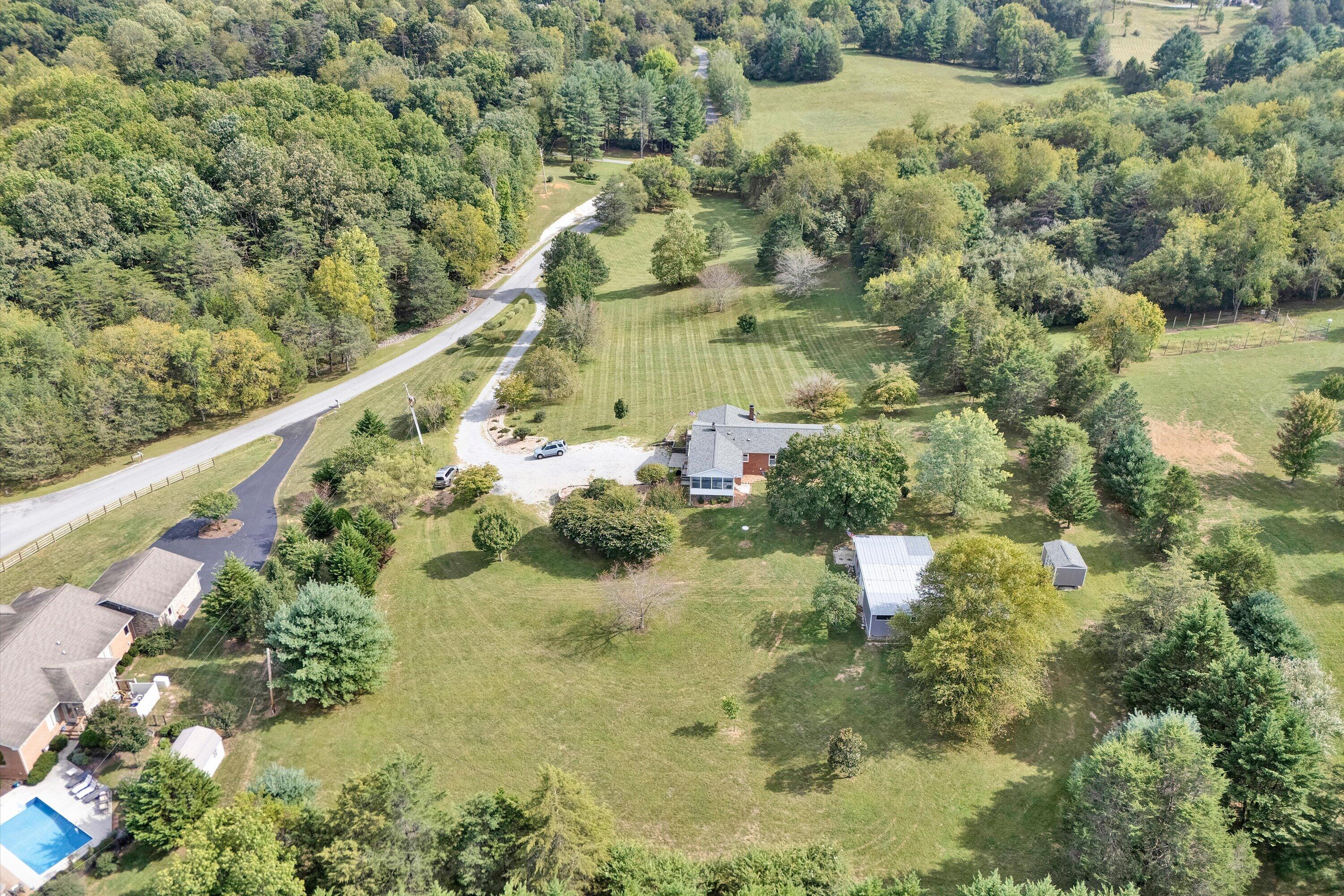 819 Sprinkle Road Fincastle, VA 24090 - Photo 5 of 52 04-DJI_20260914154850