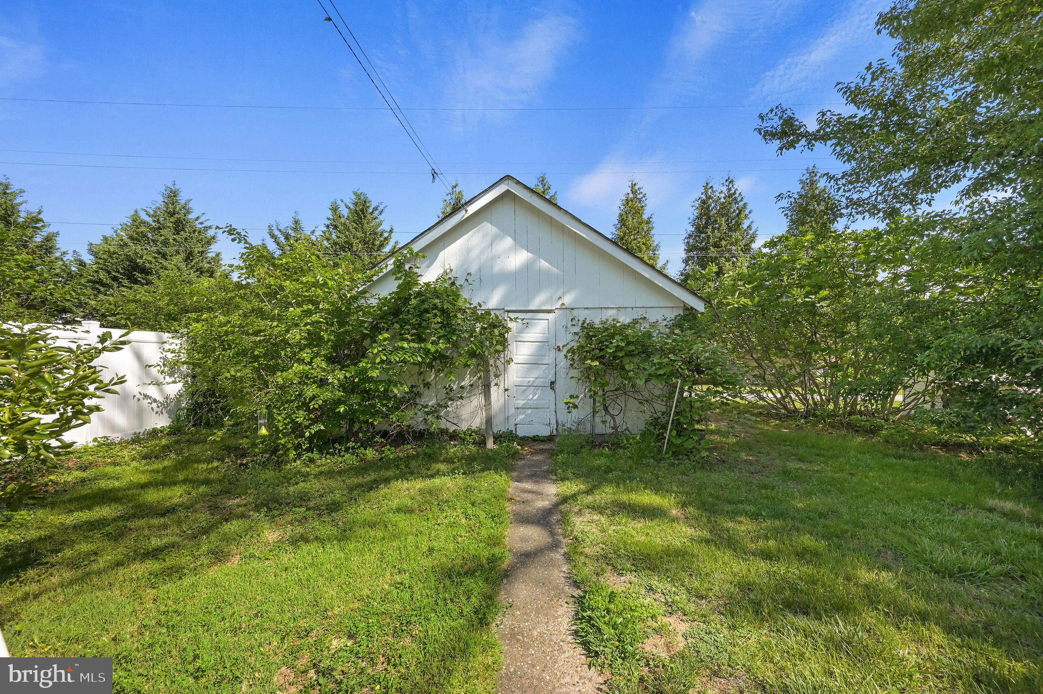 135 Pine Street Dover, DE 19901 - Photo 26 of 27 a backyard of a house with lots of green space