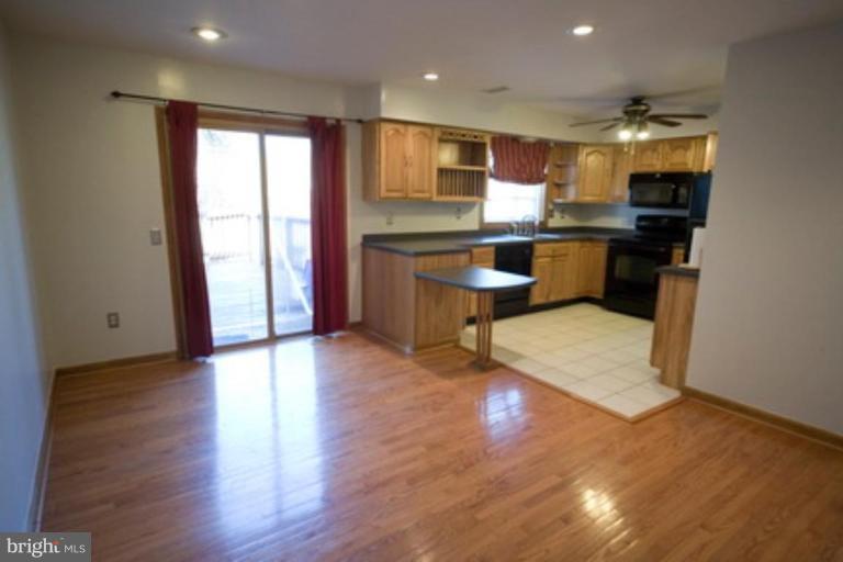 617 Concerto Lane Silver Spring, MD 20901 - Photo 2 of 17 Dining Area