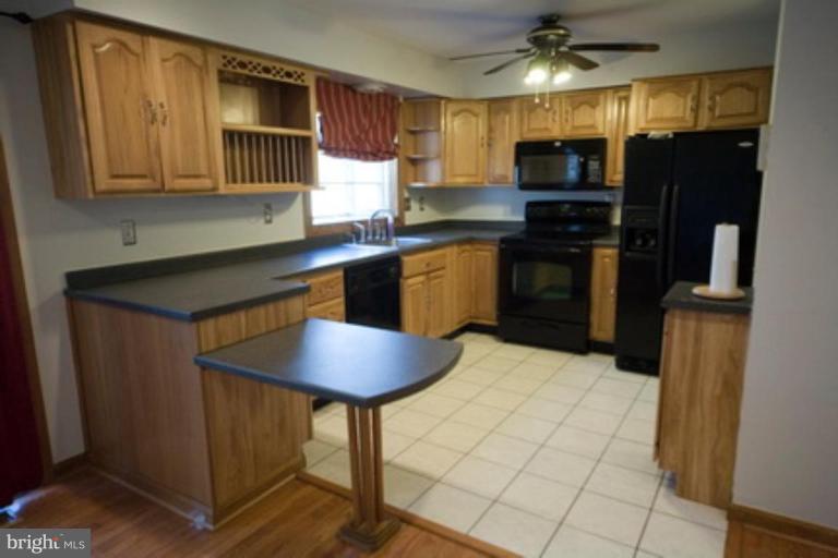 617 Concerto Lane Silver Spring, MD 20901 - Photo 9 of 17 Kitchen