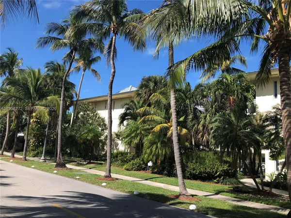 $3,500 | 255 Sunrise Drive, Unit 305, Key Biscayne, FL 33149