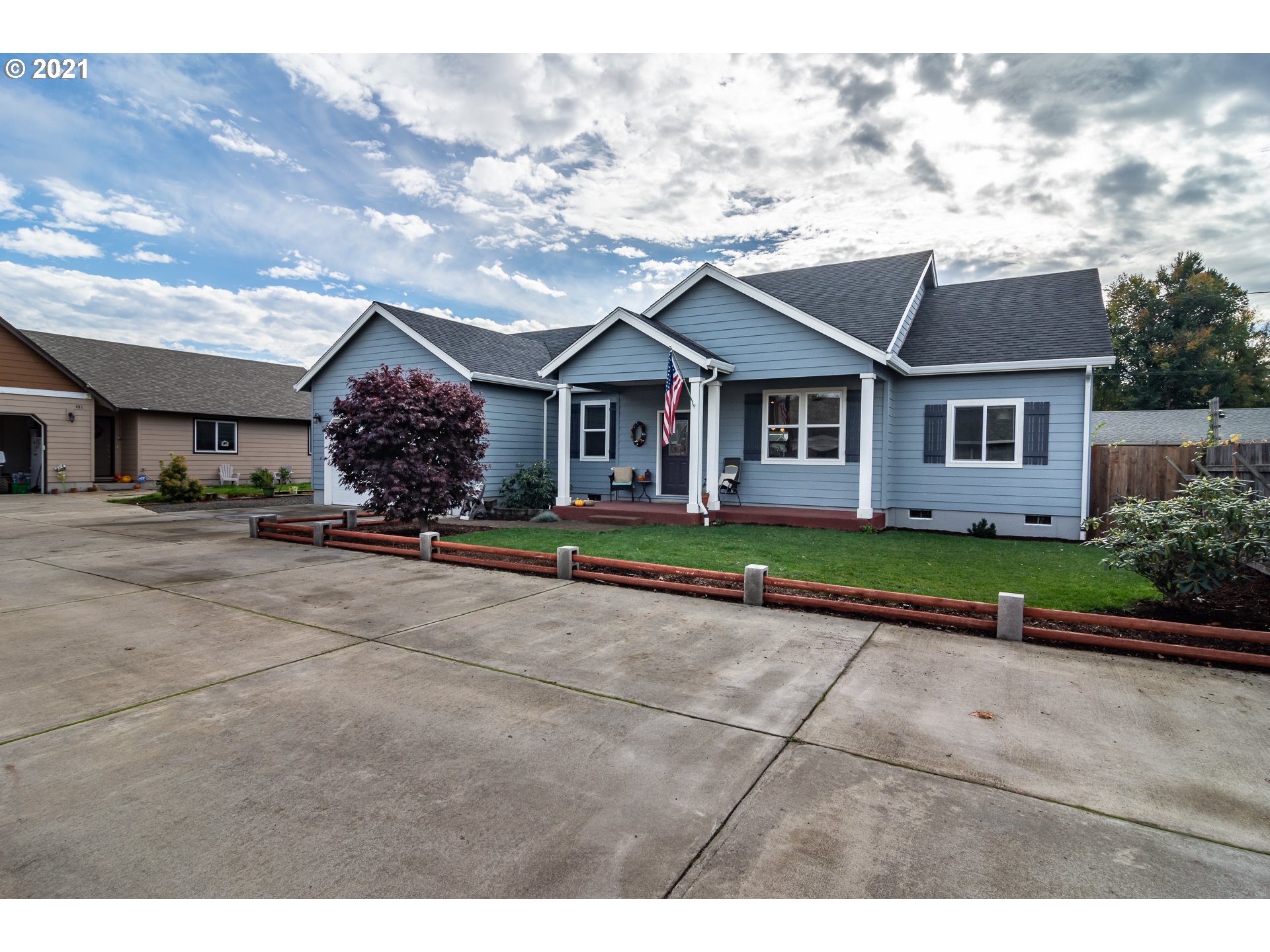 463 South 47th Street Springfield, OR 97478 - Photo 2 of 25 a front view of house with yard and trees around
