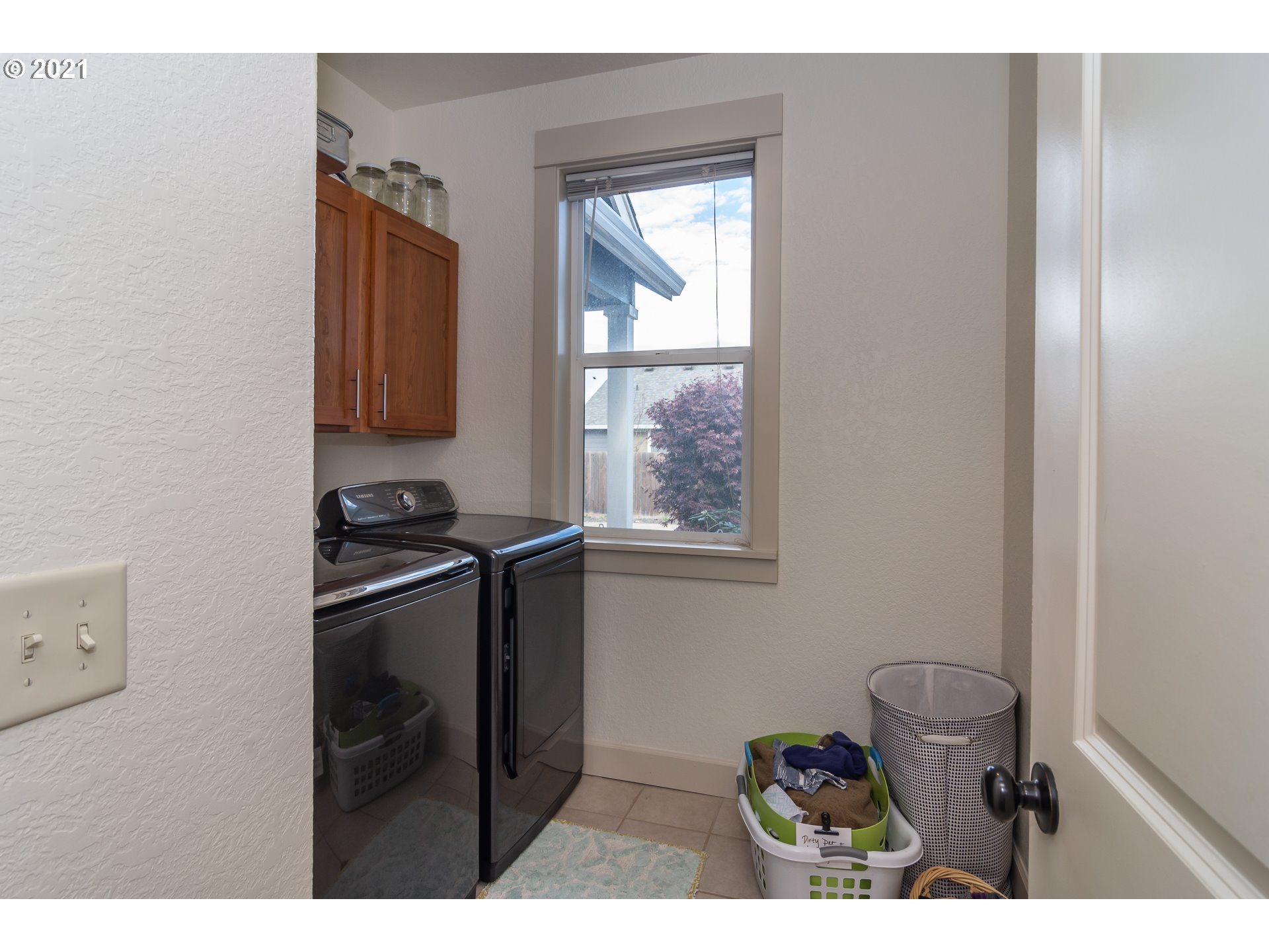 463 South 47th Street Springfield, OR 97478 - Photo 11 of 25 a kitchen view of a window