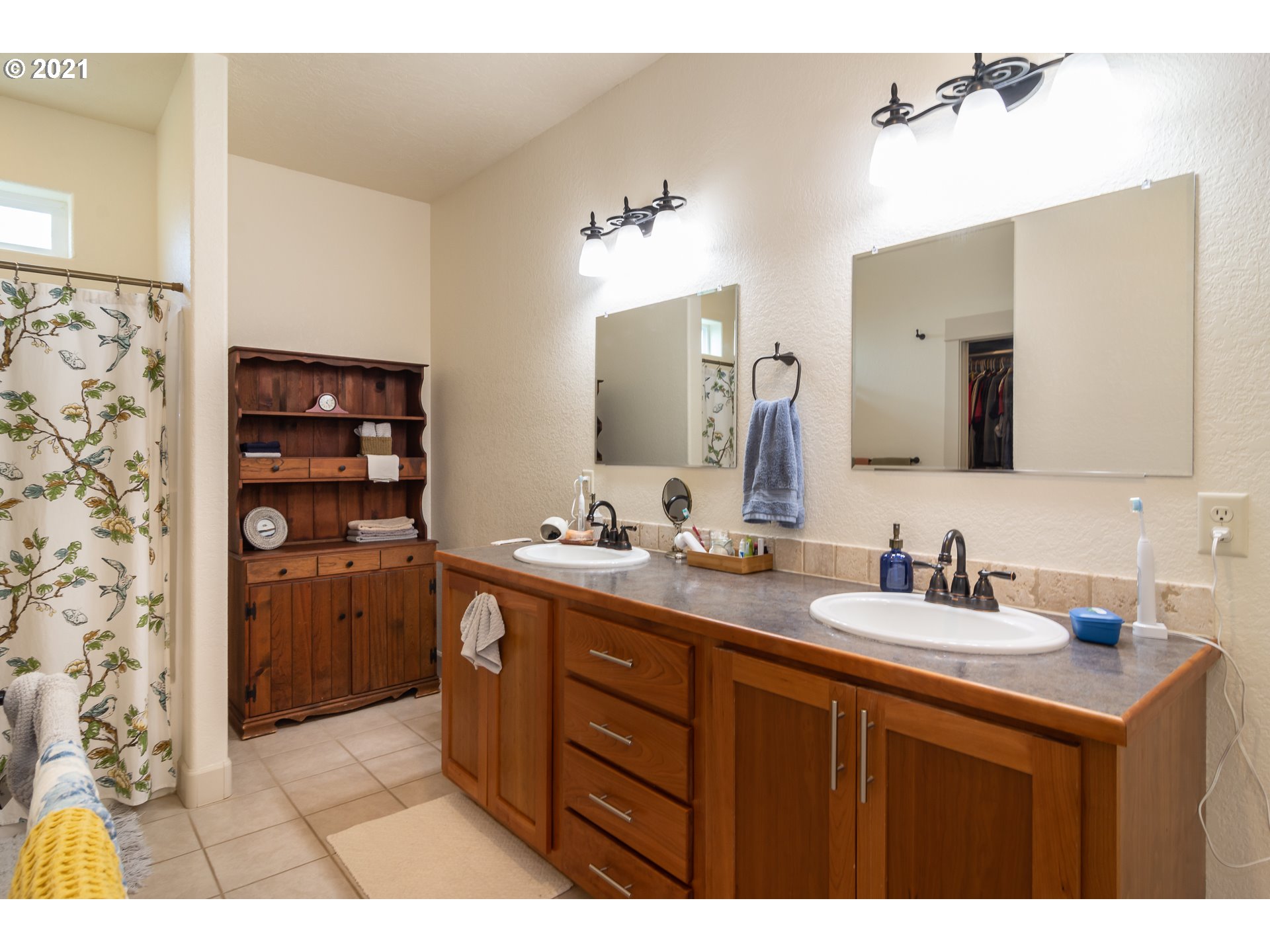 463 South 47th Street Springfield, OR 97478 - Photo 15 of 25 a bathroom with a double vanity sink mirror and