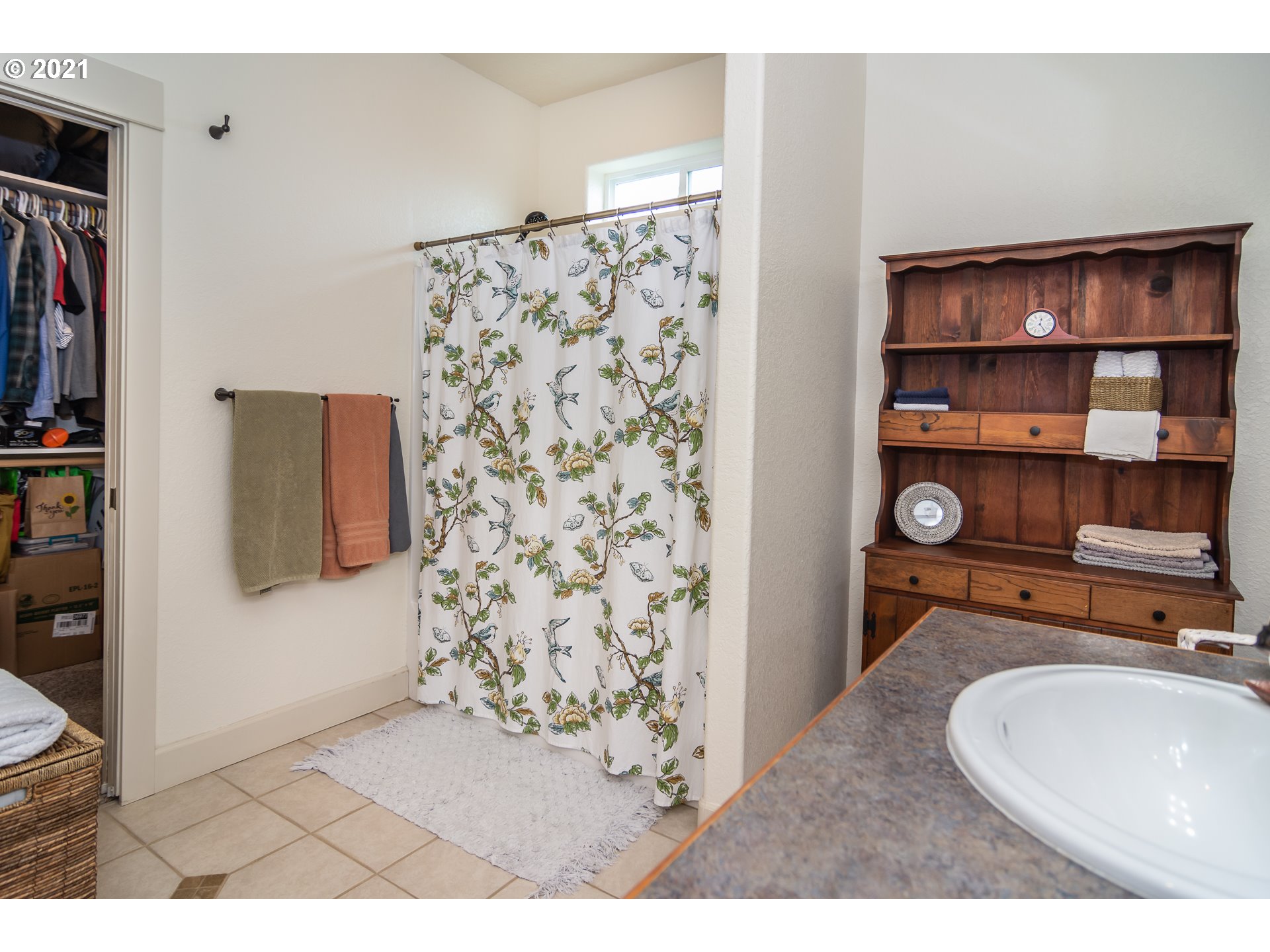 463 South 47th Street Springfield, OR 97478 - Photo 16 of 25 a bathroom with a sink toilet and shower