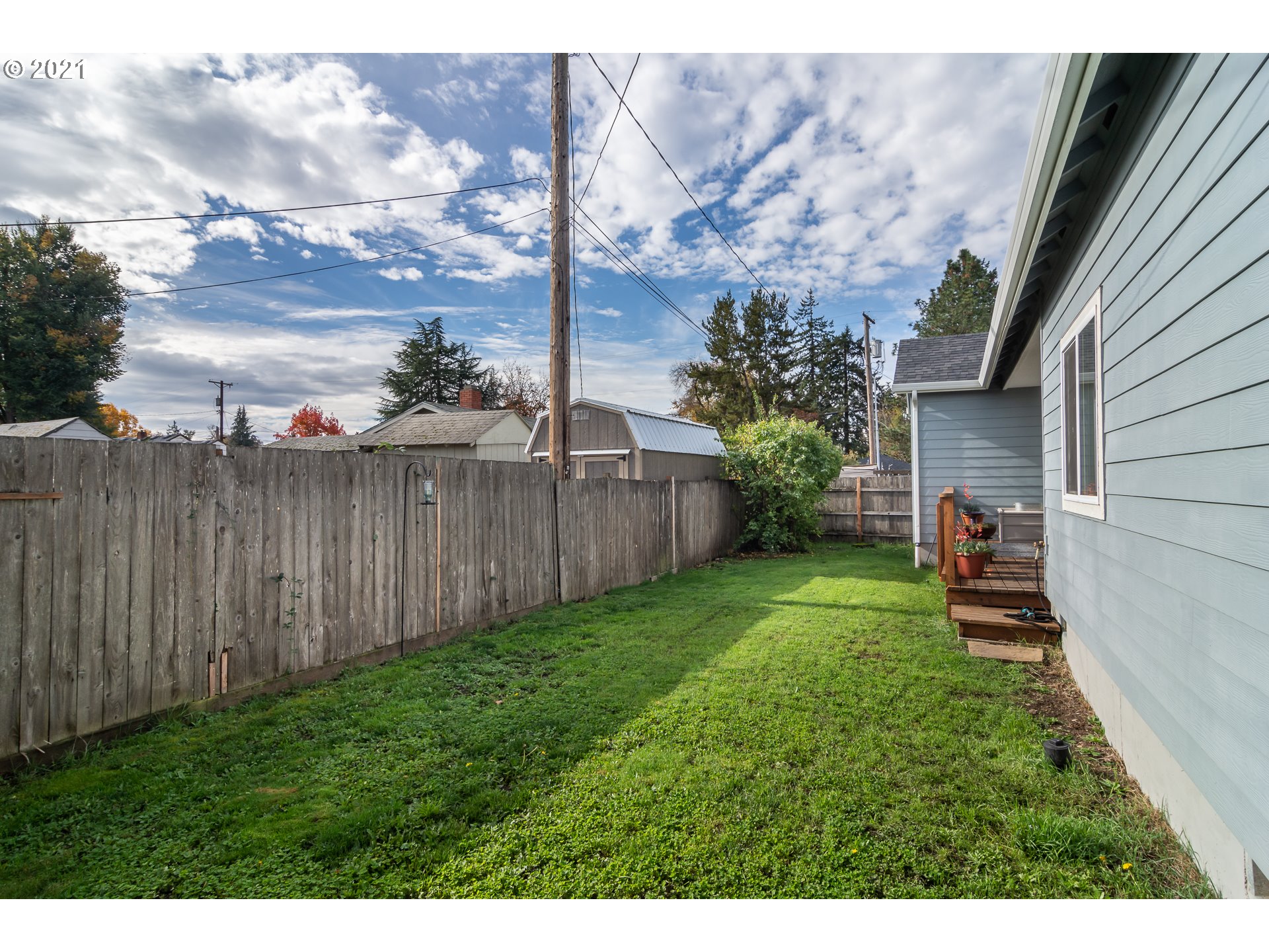 463 South 47th Street Springfield, OR 97478 - Photo 23 of 25 a backyard of a house with lots of green space