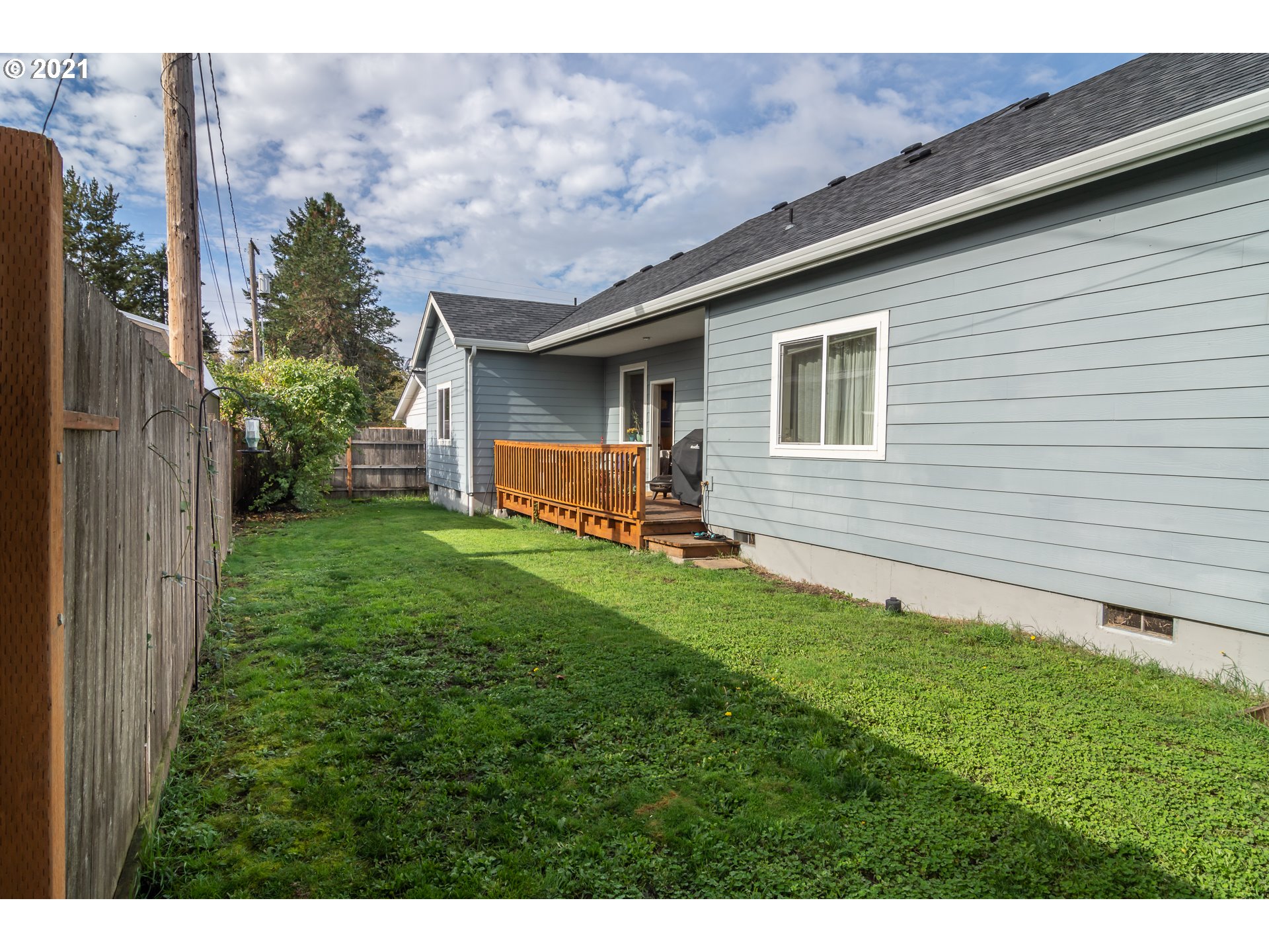 463 South 47th Street Springfield, OR 97478 - Photo 24 of 25 a view of a backyard with plants and a backyard