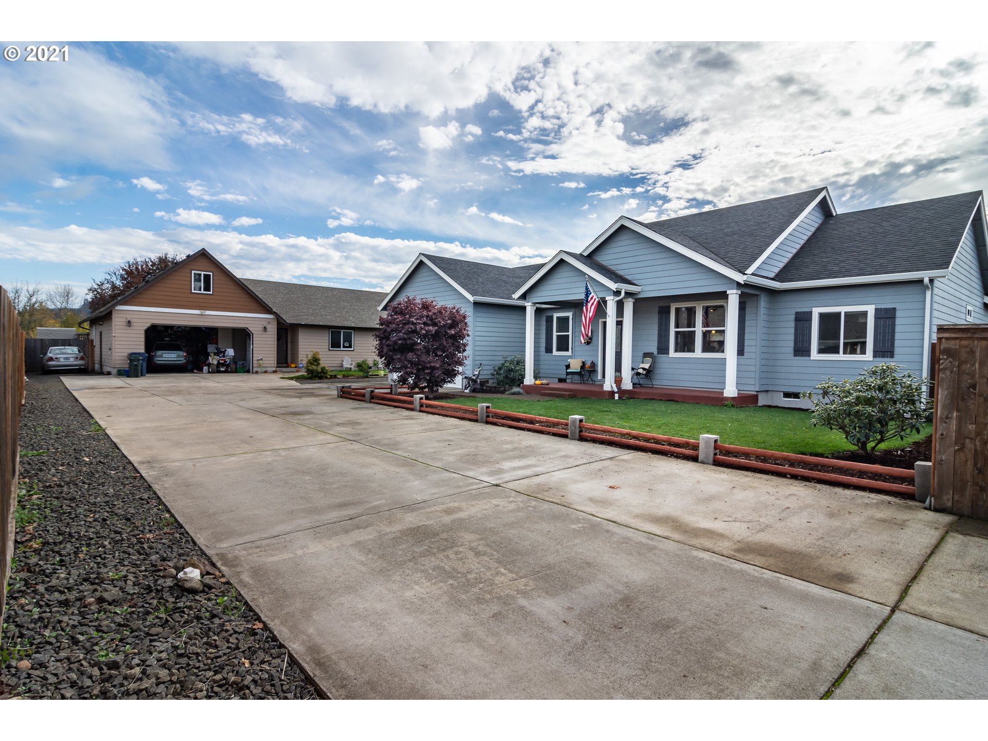 463 South 47th Street Springfield, OR 97478 - Photo 25 of 25 front view of a house with a yard