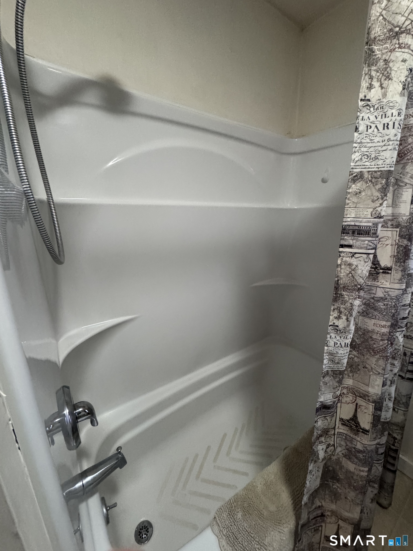 40 Flood Bridge Road Southbury, CT 06488 - Photo 8 of 15 a bathroom with a bathtub