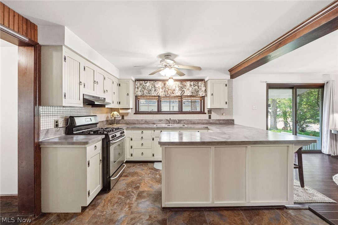 7001 State Road Parma, OH 44134 - Photo 2 of 50 large kitchen!