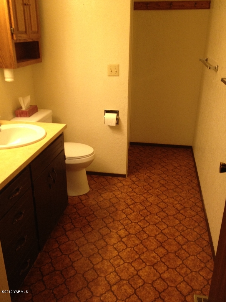 8004 Rutherford Road Yakima, WA 98903 - Photo 33 of 42 a bathroom with a sink and a toilet