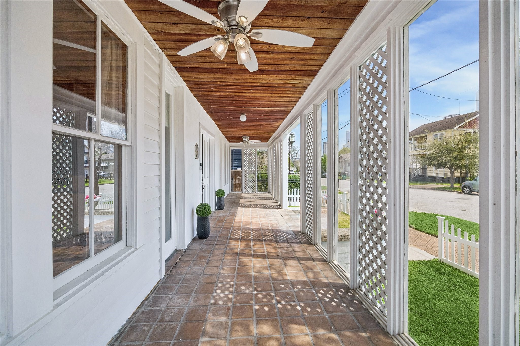 1812 Kane Street Houston, TX 77007 - Photo 5 of 41 Enjoy sitting on your porch visiting with neighbors and enjoying your favorite beverage.