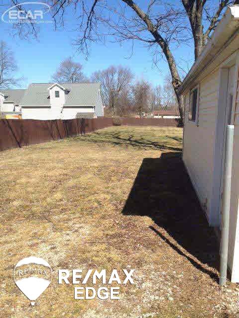 5381 Lapeer Road Burton, MI 48509 - Photo 17 of 20 20433699-19.JPG