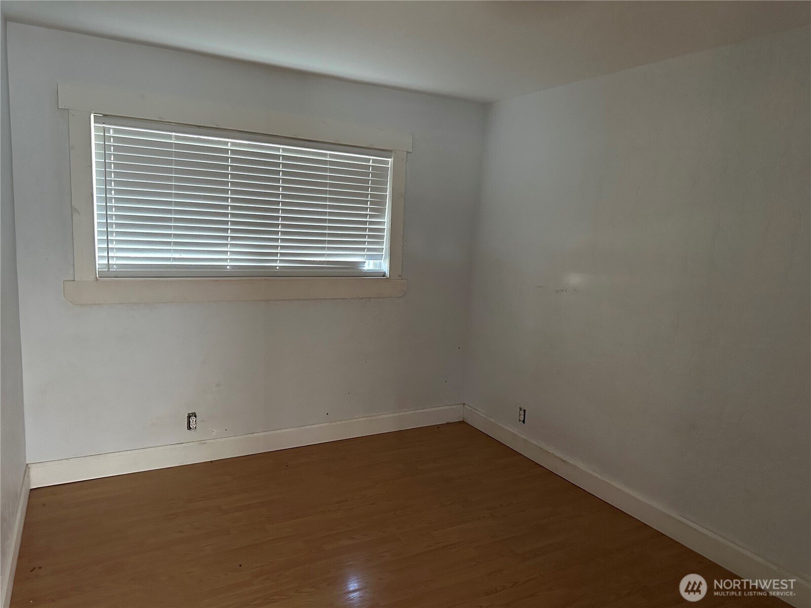 206 West Cushing Street Aberdeen, WA 98520 - Photo 12 of 25 an empty room with a window