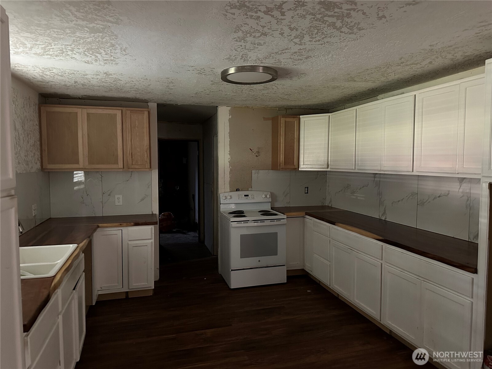 206 West Cushing Street Aberdeen, WA 98520 - Photo 13 of 25 a kitchen with a sink stove and cabinets