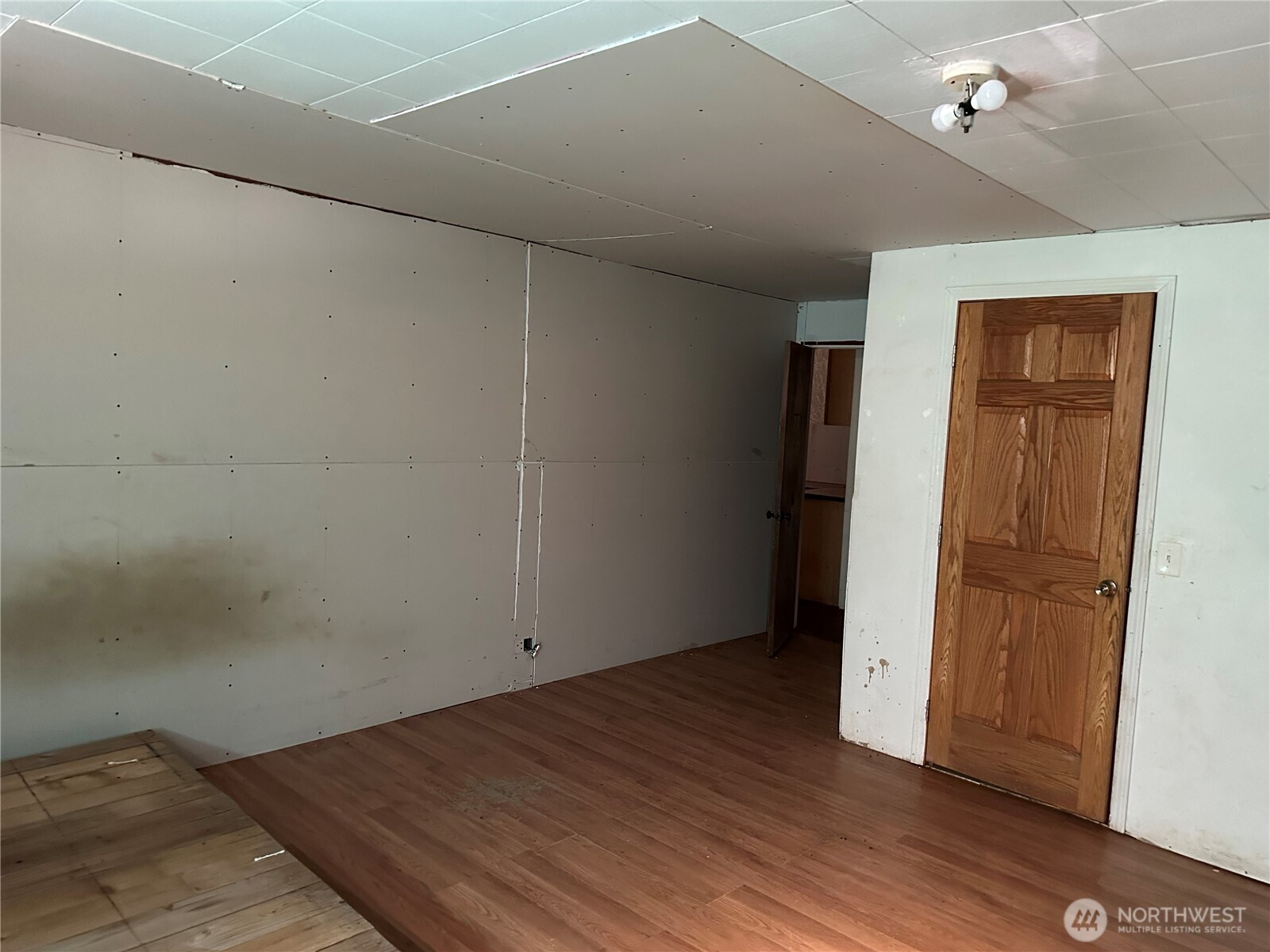 206 West Cushing Street Aberdeen, WA 98520 - Photo 15 of 25 an empty room with wooden floor and closet
