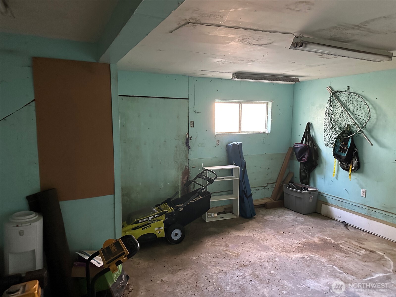 206 West Cushing Street Aberdeen, WA 98520 - Photo 21 of 25 a room with furniture and a closet