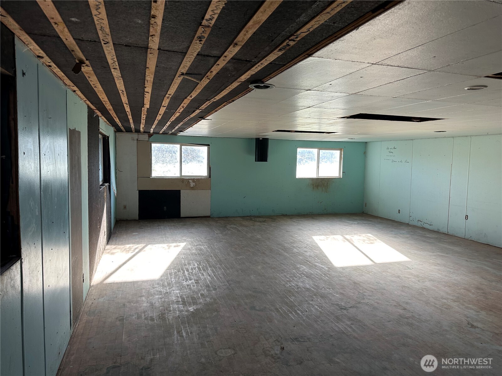 206 West Cushing Street Aberdeen, WA 98520 - Photo 23 of 25 a view of empty room with windows