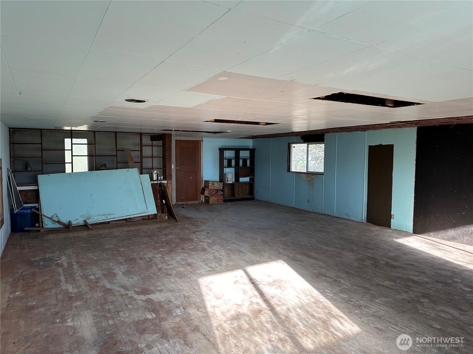 206 West Cushing Street Aberdeen, WA 98520 - Photo 24 of 25 a view of livingroom with furniture and window