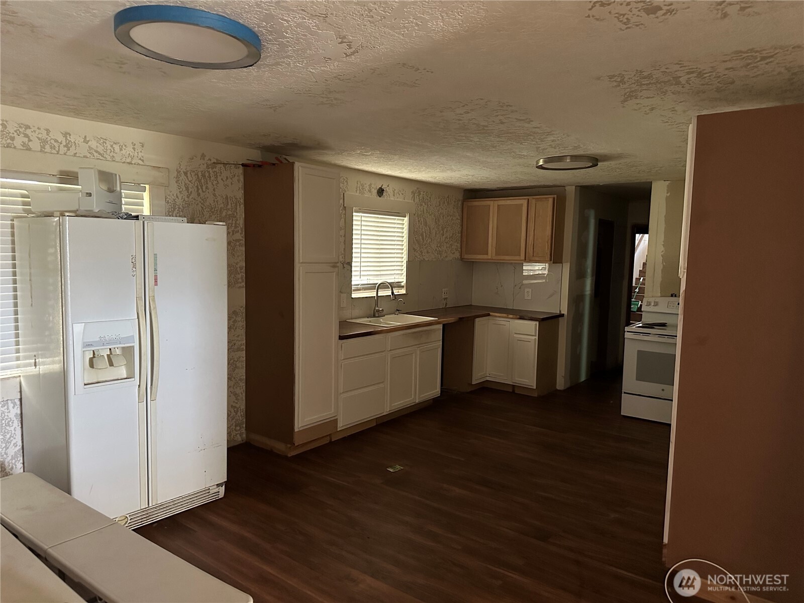 206 West Cushing Street Aberdeen, WA 98520 - Photo 4 of 25 a kitchen with stainless steel appliances granite countertop a refrigerator and a sink