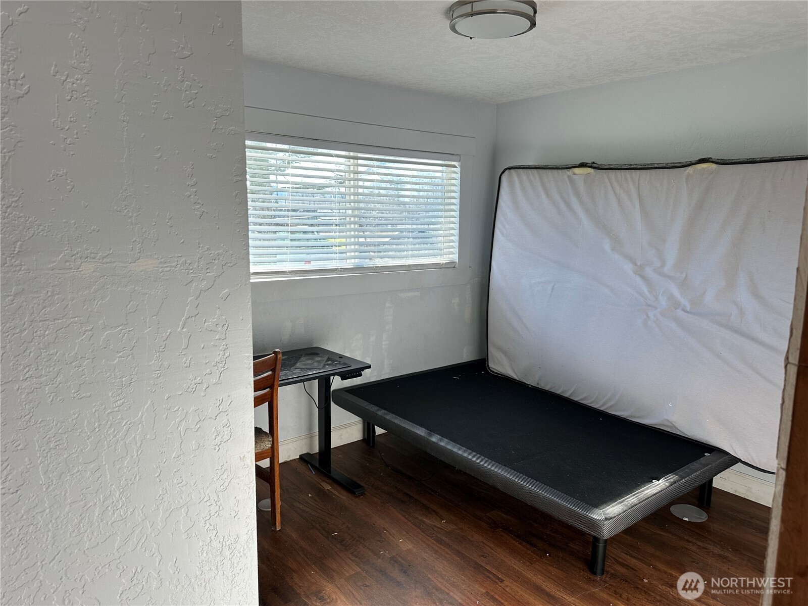 206 West Cushing Street Aberdeen, WA 98520 - Photo 8 of 25 a bench sitting in a room next to a window