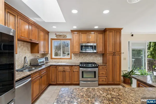 $949,000 | 115 Birchwood Terrace, Wayne, NJ 07470