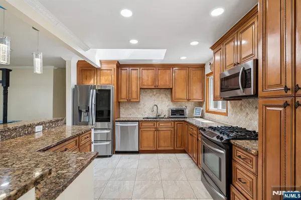 $949,000 | 115 Birchwood Terrace, Wayne, NJ 07470