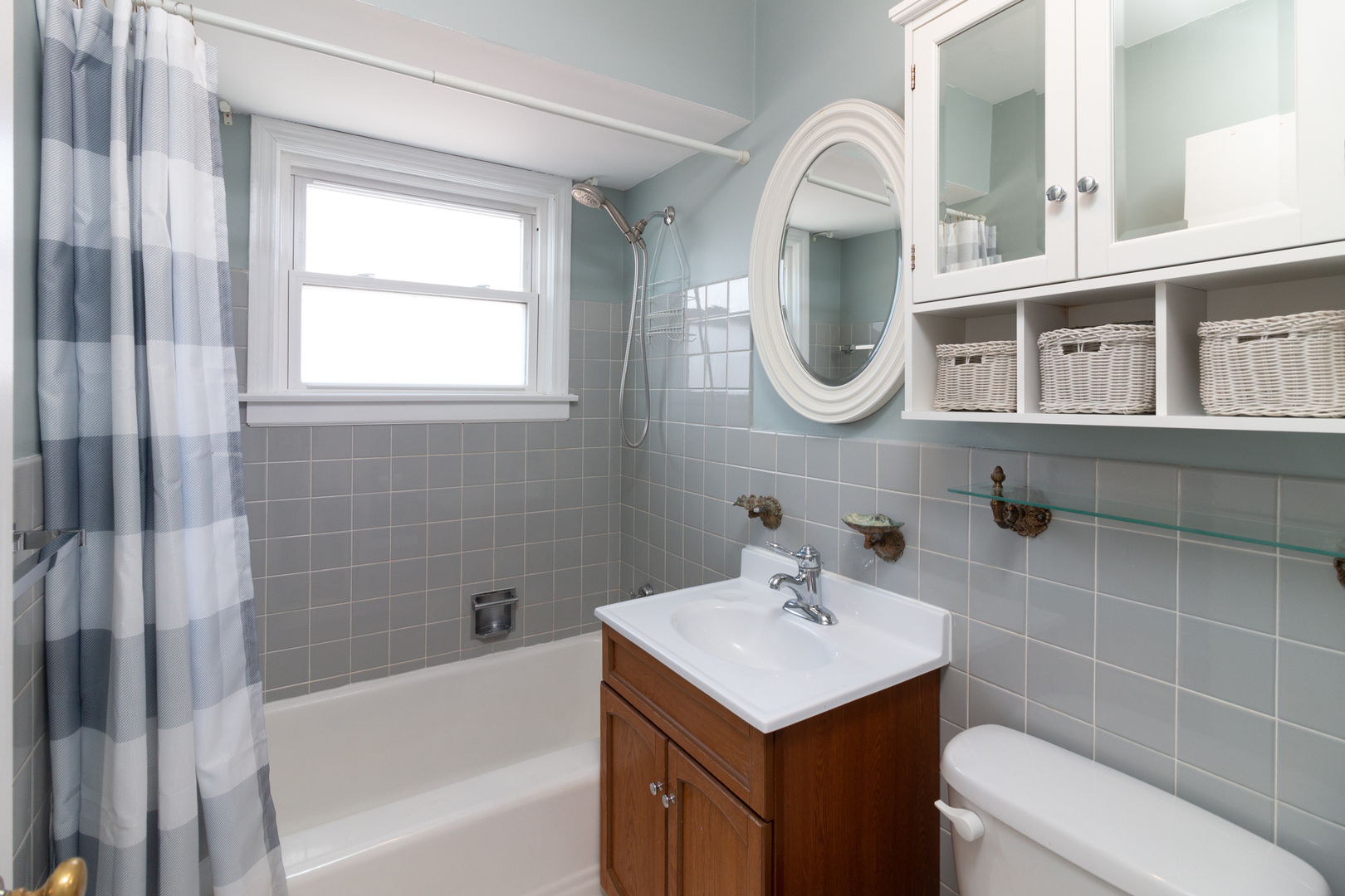 1005 West Pendleton Place Mount Prospect, IL 60056 - Photo 8 of 24 a bathroom with a toilet sink and mirror